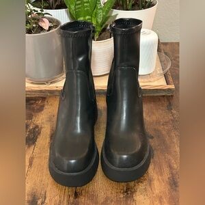 NWOT Madden Girl Women's Platform Chelsea Zip Up Heeled Boots-Size 8-Black